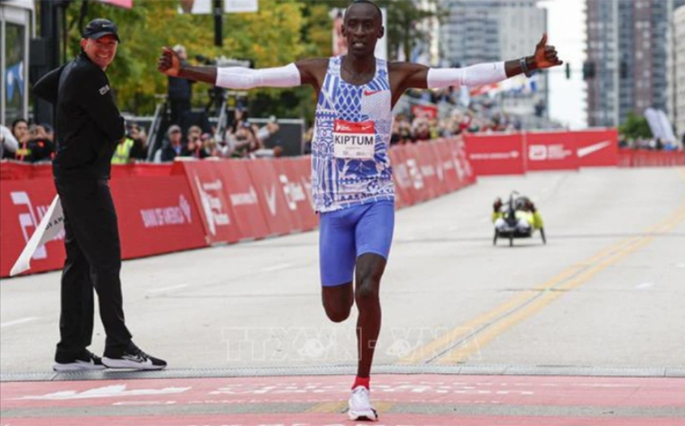 Vận động viên người Kenya Kelvin Kiptum mừng chiến thắng sau khi giành ngôi vô địch giải Marathon Chicago, lập kỷ lục thế giới mới, tại Chicago, Illinois, Mỹ, ngày 8-10-2023.