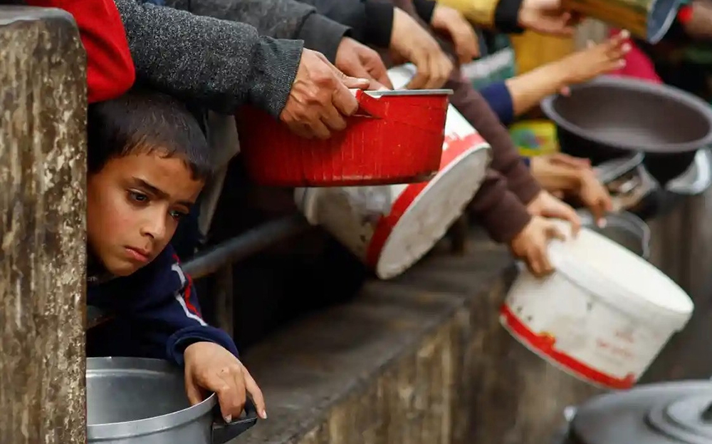 Người Palestine xếp hàng để nhận đồ ăn tại Rafah.