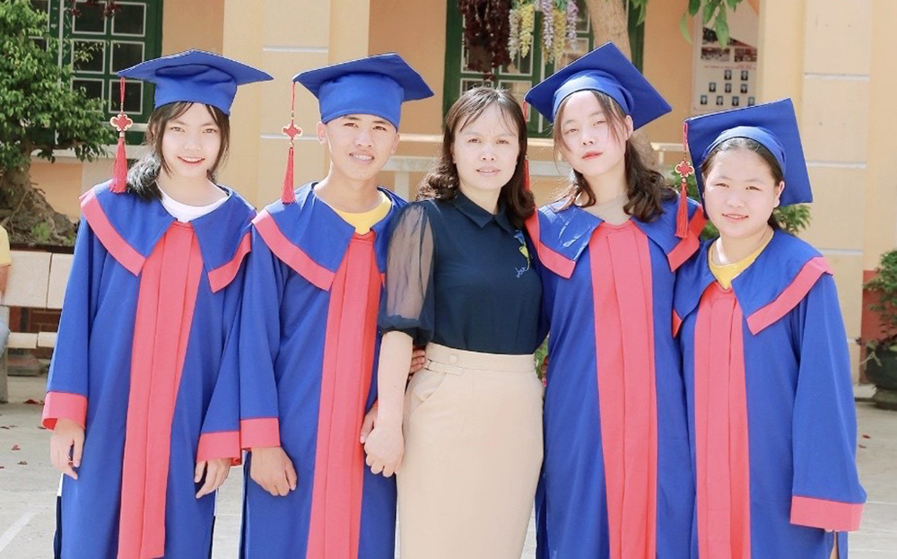 Cô Oanh với các em đạt học sinh giỏi cấp huyện môn Sinh học, năm học 2020 - 2021.