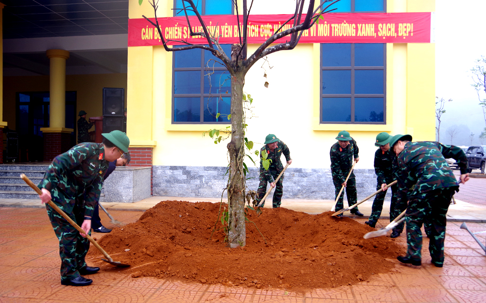 Lãnh đạo Bộ Chỉ huy Quân sự tỉnh, lãnh đạo Sở Nông nghiệp và Phát triển nông thôn tỉnh Yên Bái cùng toàn thể cán bộ, chiến sĩ tham gia “ Tết trồng cây đời đời nhớ ơn Bác Hồ’’.