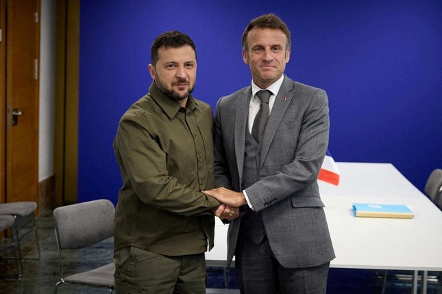 Tổng thống Pháp Emmanuel Macron và Tổng thống Ukraine Volodymyr Zelensky.