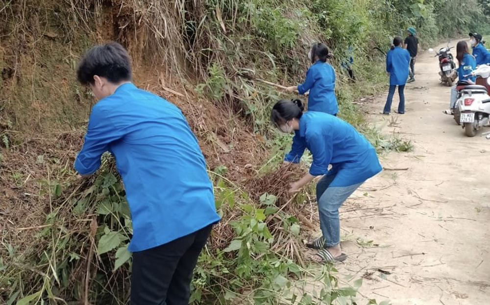 Đoàn viên thanh niên xã Tân Thịnh tham gia vệ sinh môi trường đường giao thông liên thôn.