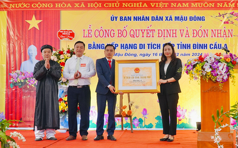 Đồng chí Lã Thị Liền - Phó chủ tịch UBND huyện Văn Yên trao bằng xếp hạng di tích lịch sử, văn hóa cấp tỉnh đình Cầu A cho xã Mậu Đông.