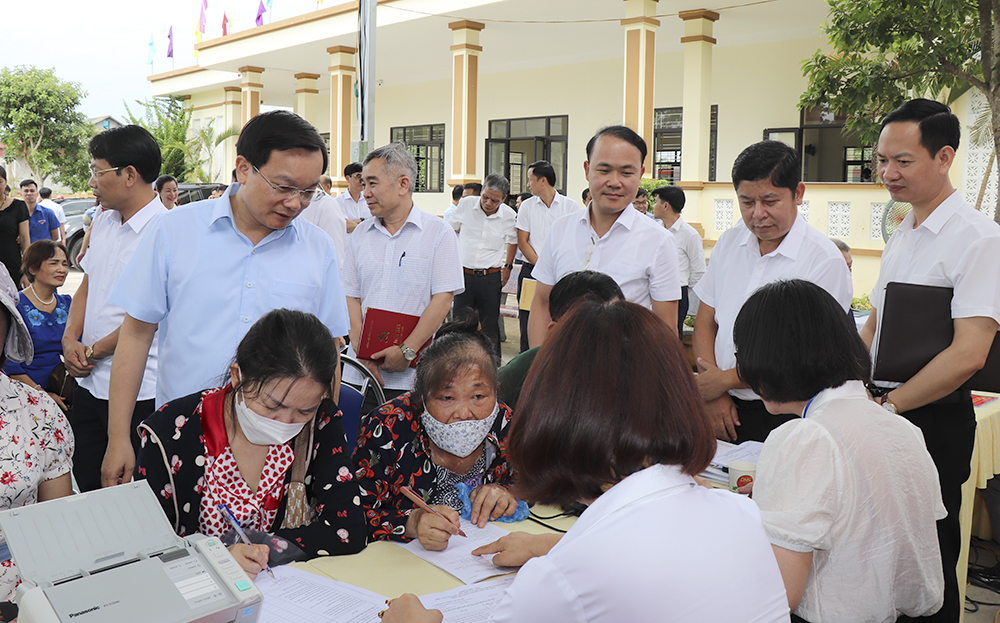 Các đồng chí lãnh đạo thành phố Yên Bái kiểm tra việc thực hiện cải cách hành chính trong lĩnh vực đất đai tại phường Nguyễn Thái Học, thành phố Yên Bái