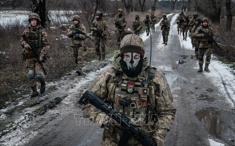 Quân nhân Ukraine tuần tra quanh căn cứ quân sự ở vùng Donetsk ngày 4/2/2023.