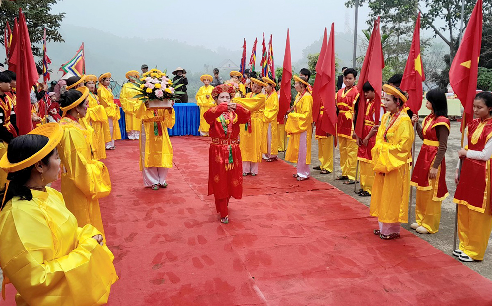 Nghi lễ dâng chúc văn tại Lễ hội đình Phúc Hoà, xã Hán Đà