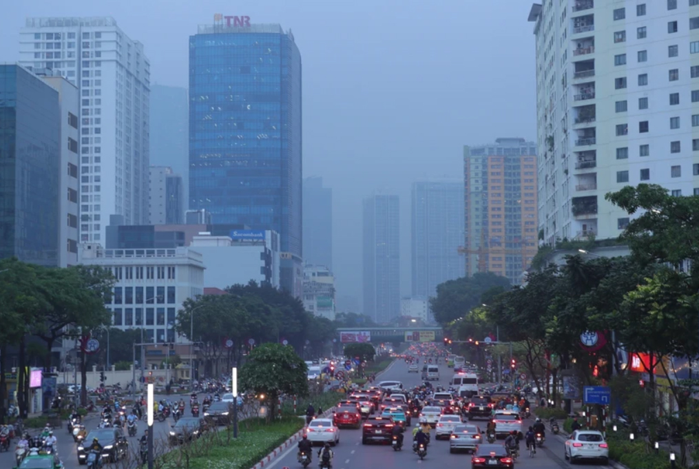 Các toà cao tầng ở Hà Nội bị sương mù bao phủ, tầm nhìn bị hạn chế.