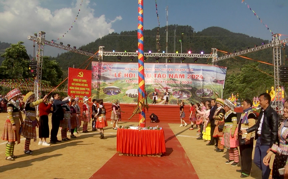 Người dân tham gia ném pao quanh cây nêu tại Lễ hội Gầu Tào huyện Trạm Tấu năm 2024.