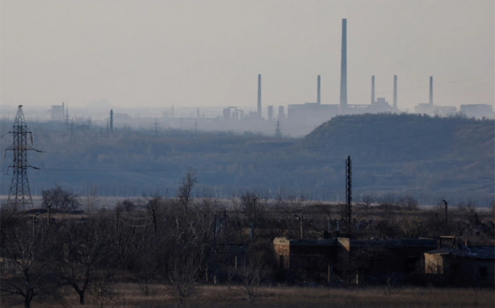 Bức ảnh đăng ngày 15-2, chụp khu vực gần nhà máy than cốc và hóa chất tại thành phố Avdiivka, nhìn từ thành phố Yasynuvata ở vùng Donetsk