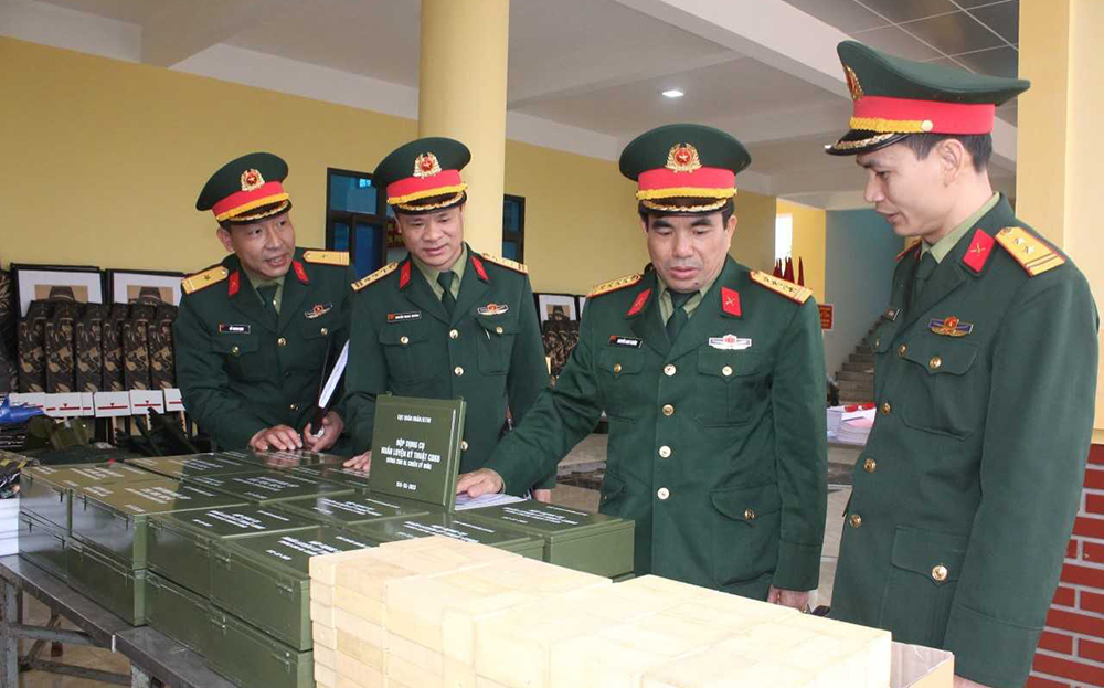 Thủ trưởng Cục Quân huấn, Bộ Tổng tham mưu, QĐND Viêt Nam kiểm tra mô hình học cụ chuẩn bị cho huấn luyện tại Bộ chỉ huy Quân sự tỉnh.