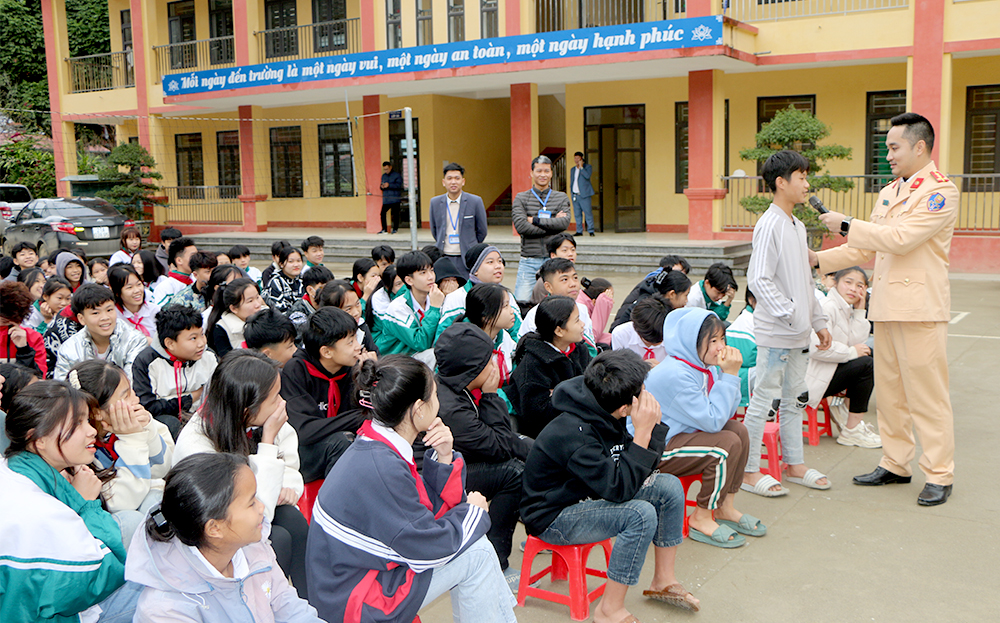 Buổi tuyên truyền về Luật Giao thông đường bộ tại Trường TH&THCS xã Phong Dụ Hạ, huyện Văn Yên diễn ra sôi nổi bằng các phần hỏi đáp của cán bộ CSGT với học sinh nhà trường.