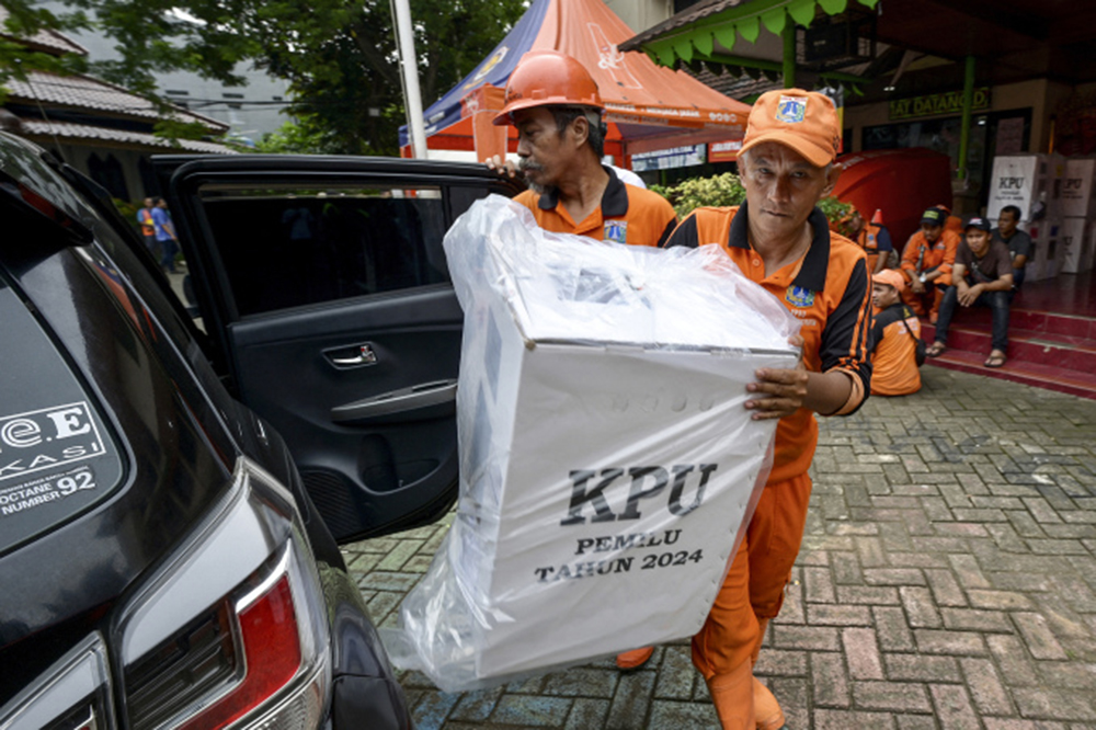 Nhân viên bầu cử di chuyển thùng phiếu ở Jakarta, thủ đô Indonesia, ngày 15/2.