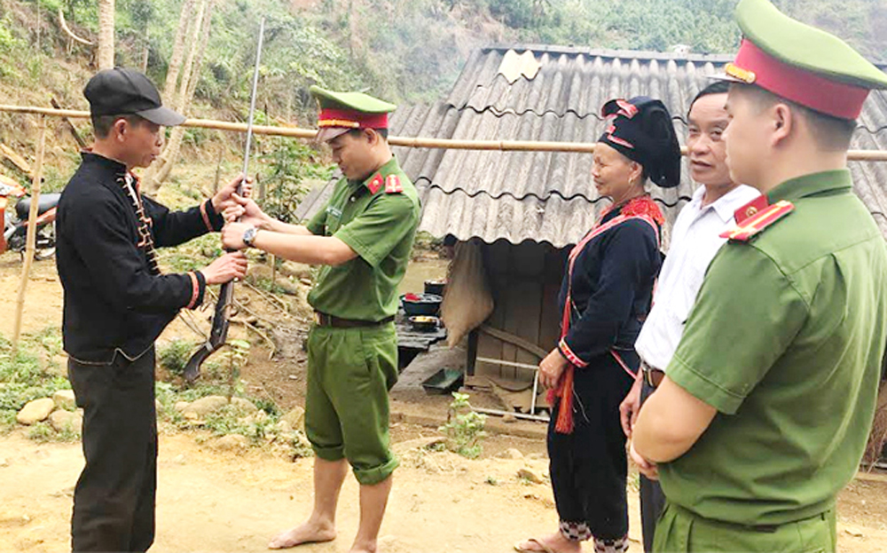 Công an xã Nậm Lành, huyện Văn Chấn vận động người dân giao nộp súng tự chế