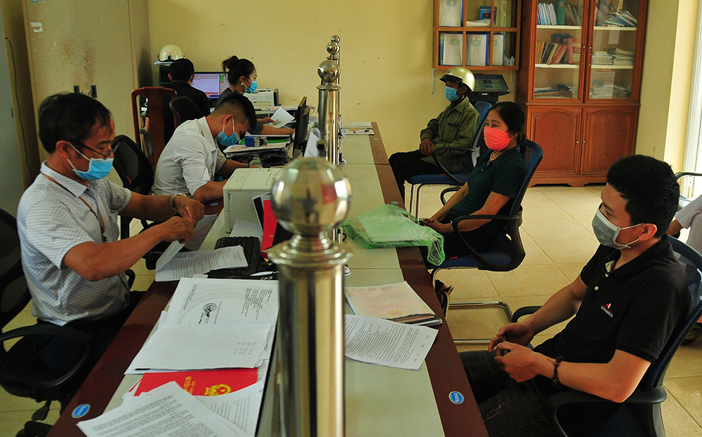 Người dân xã Hán Đà, huyện Yên Bình đến Bộ phận Phục vụ hành chính công xã giải quyết thủ tục hành chính.