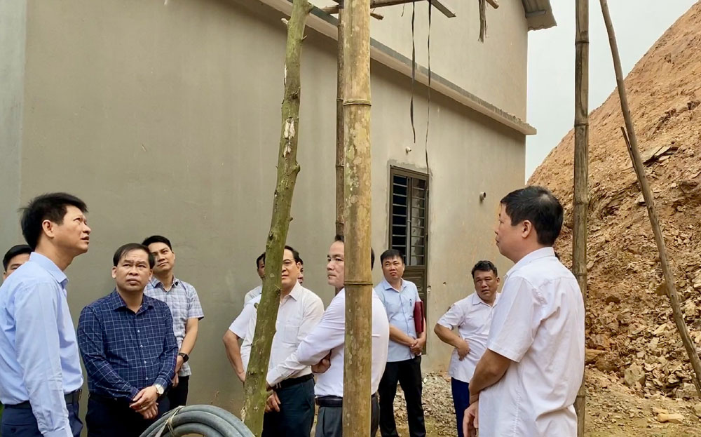 Đồng chí Nguyễn Thế Phước - Phó Chủ tịch Thường trực UBND tỉnh kiểm tra tình hình sạt lở đất tại thôn Trung Tâm, xã Yên Thành, huyện Yên Bình.