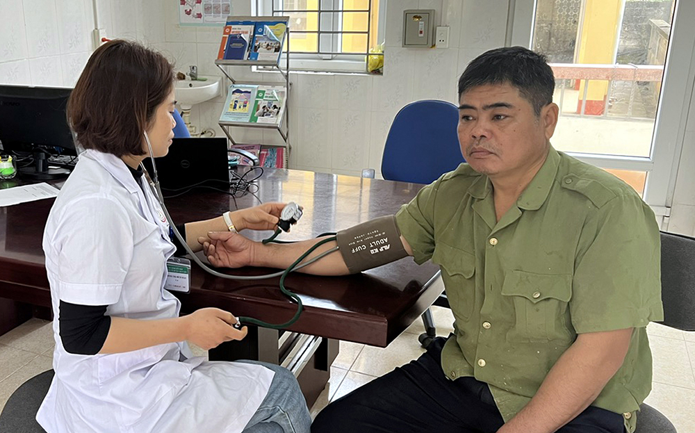Cán bộ y tế Trạm Y tế xã Việt Hồng thăm khám cho bệnh nhân.