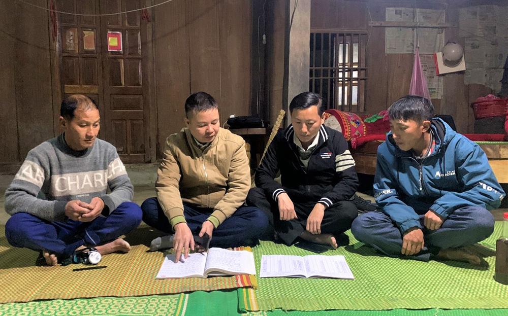 Lãnh đạo Đảng ủy xã Sùng Đô, huyện Văn Chấn kiểm tra sổ ghi chép của đảng viên ở cơ sở.