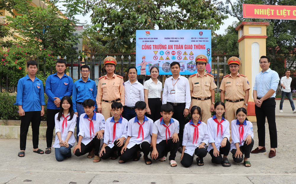 Đoàn xã Minh Quân, huyện Trấn Yên phối hợp với Đội CSGT đường bộ số 1, Phòng Cảnh sát giao thông, Công an tỉnh ra mắt mô hình 