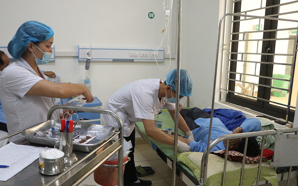 Người dân đến khám, chữa bệnh BHYT tại Trung tâm Y tế huyện Trấn Yên.