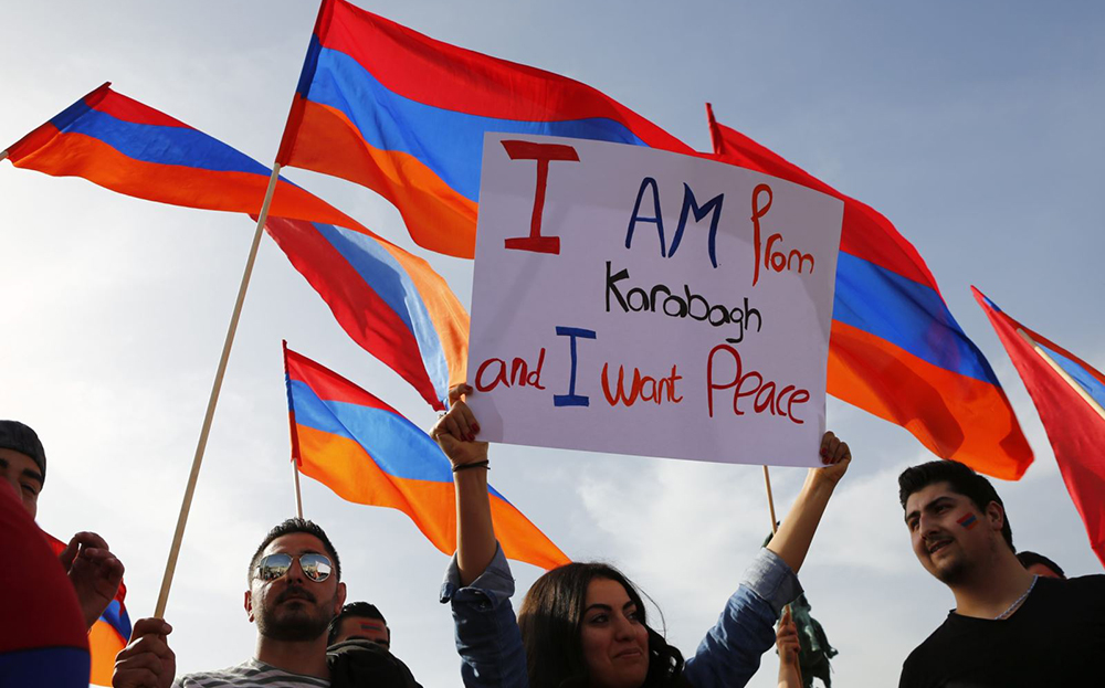 Người biểu tình giơ biểu ngữ đòi hoà bình cho Nagorno-Karabakh, vùng tranh chấp giữa hai nước láng giềng Armenia và Azerbaijan.