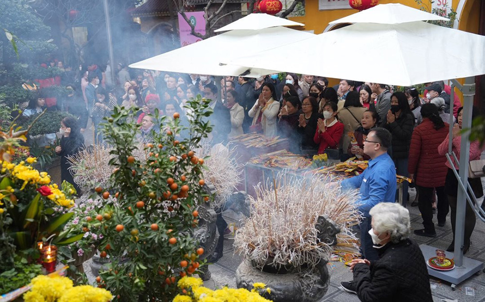 Người dân đi lễ đầu năm tại chùa Quán Sứ.