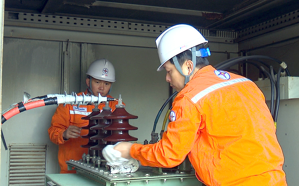 Công nhân Điện lực thành phố Yên Bái vệ sinh công nghiệp trạm biến áp miễn phí cho khách hàng sử dụng điện.
