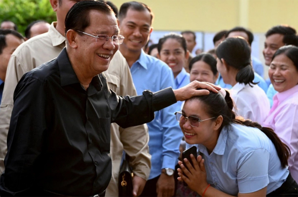 Cựu thủ tướng Hun Sen đi bỏ phiếu ở thành phố Takhmao, tỉnh Kandal, ngày 25-2