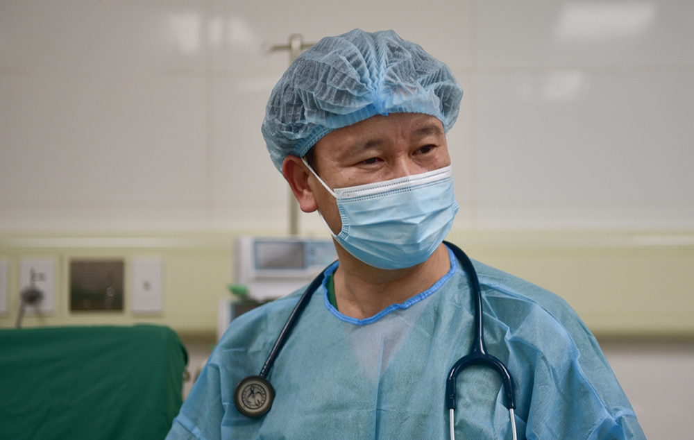 Thạc sĩ, BS CKII Nguyễn Viết Nghĩa - Phó Trưởng khoa Gây mê Hồi sức là một trong 80 nhân lực được huy động để tham gia ca phẫu thuật ghép phổi diễn ra tại Bệnh viện Phổi Trung ương vào đêm giao thừa