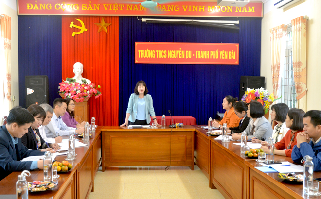 Phó Chủ tịch HĐND tỉnh Hoàng Thị Thanh Bình khảo sát việc thực hiện Nghị quyết số 59 của HĐND tỉnh tại Trường THCS Nguyễn Du, thành phố Yên Bái