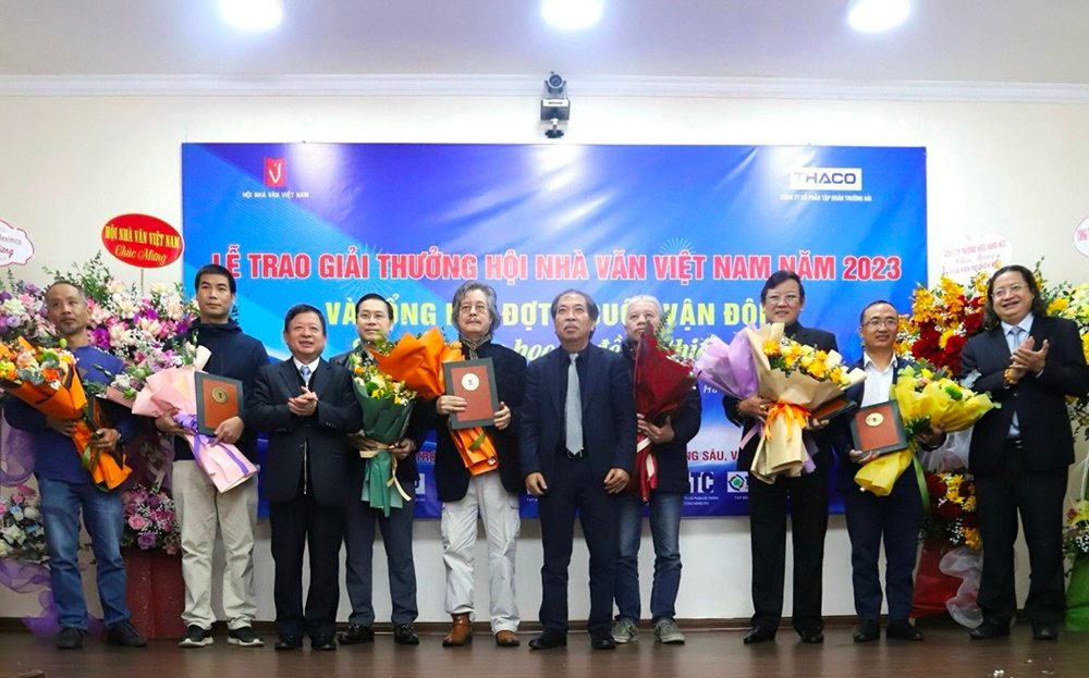 Trao giải cho các tác giả đoạt Giải thưởng Hội Nhà văn Việt Nam năm 2023.