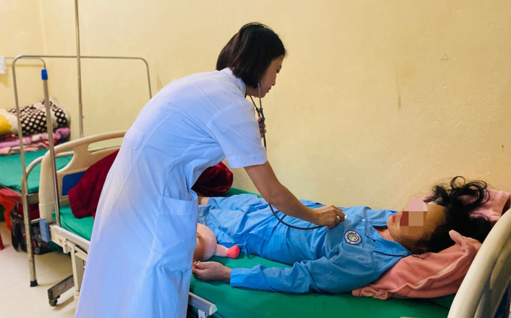 BSCKI Đào Thị Thanh Hà, Khoa chăm sóc sức khỏe sinh sản và Phụ sản, Trung tâm Y tế huyện Mù Cang Chải đang thăm khám cho bệnh nhân.