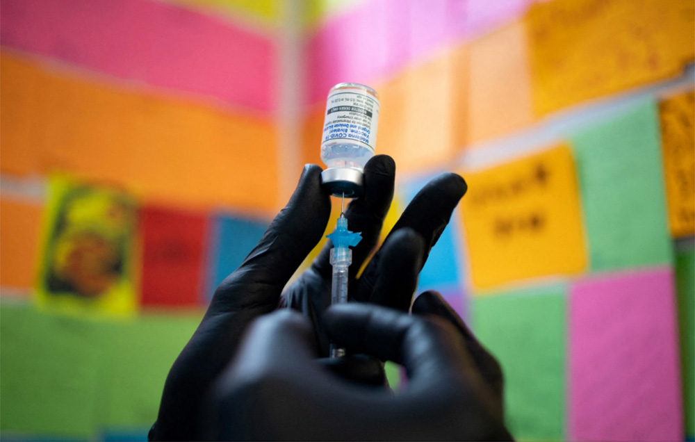 Nhân viên y tế chuẩn bị tiêm vắc xin Covid-19 ở Mỹ