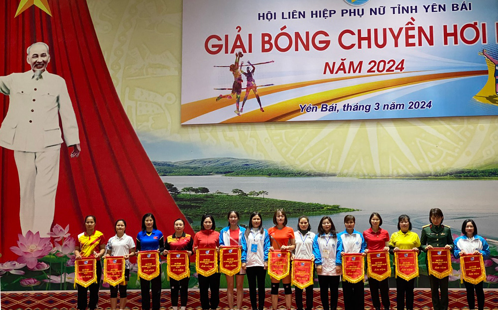 Lãnh đạo Hội Liên hiệp Phụ nữ tỉnh trao cờ lưu niệm cho các đội bóng tham gia Giải.