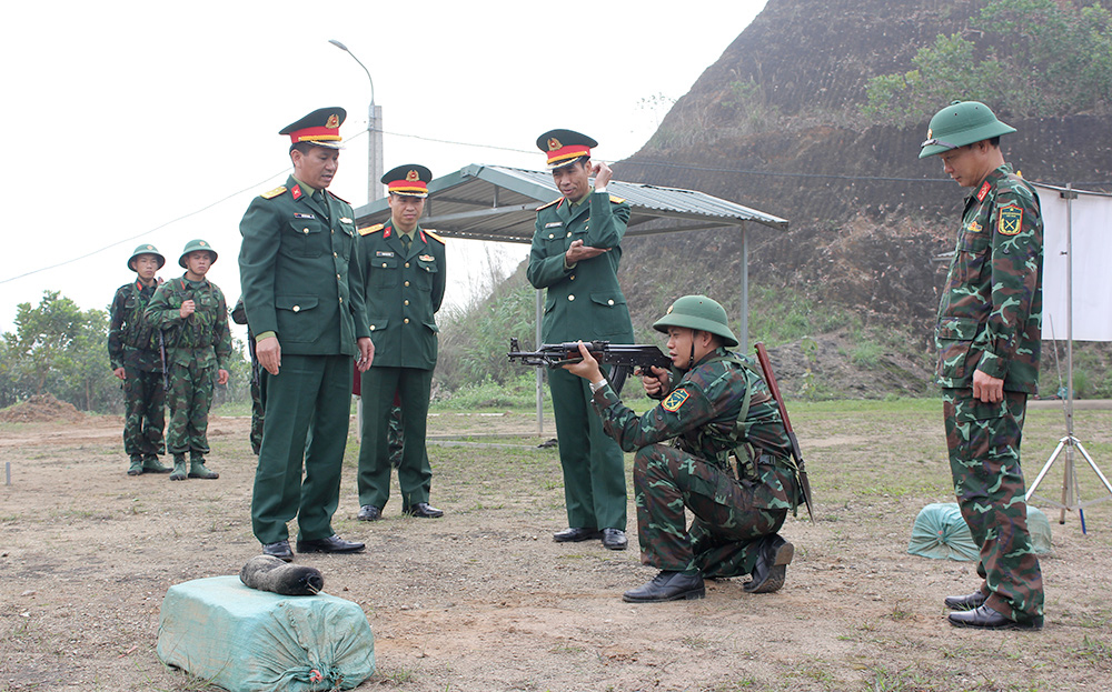 Đoàn công tác của Bộ Quốc phòng kiểm tra, đánh giá bài giảng huấn luyện kỹ thuật chiến đấu bộ binh tại Trung đoàn 121.