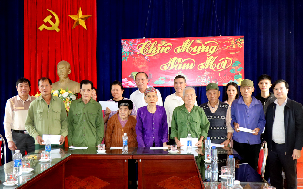Lãnh đạo huyện Yên Bình và Công ty TNHH Đồng Tiến tặng quà cho các gia đình hộ nghèo có hoàn cảnh khó khăn, người già không nơi nương tựa tại xã Mỹ Gia.