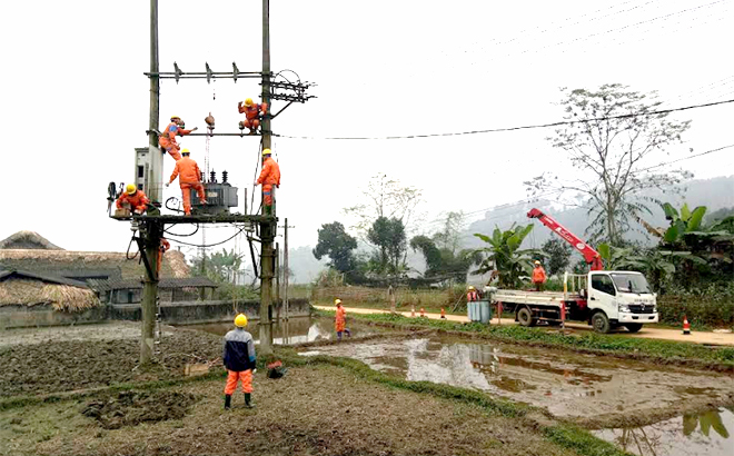 Công nhân Công ty Điện lực Yên Bái bảo dưỡng lưới điện khu vực nông thôn.

