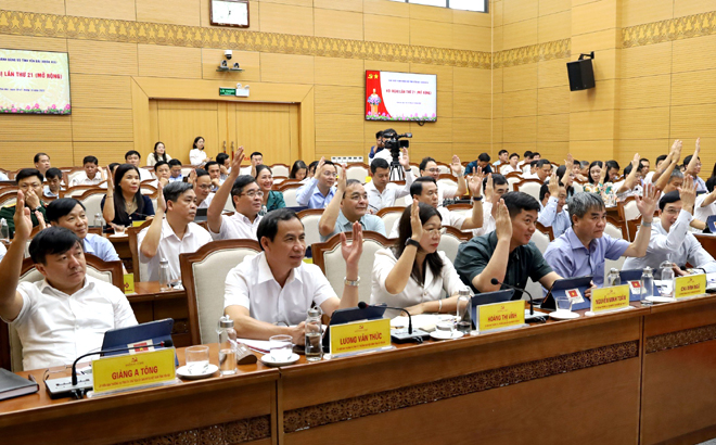 Các đại biểu biểu quyết thông qua Nghị quyết Hội nghị lần thứ 21 Ban Chấp hành Đảng bộ tỉnh Yên Bái khóa XIX diễn ra tháng 10/2023.