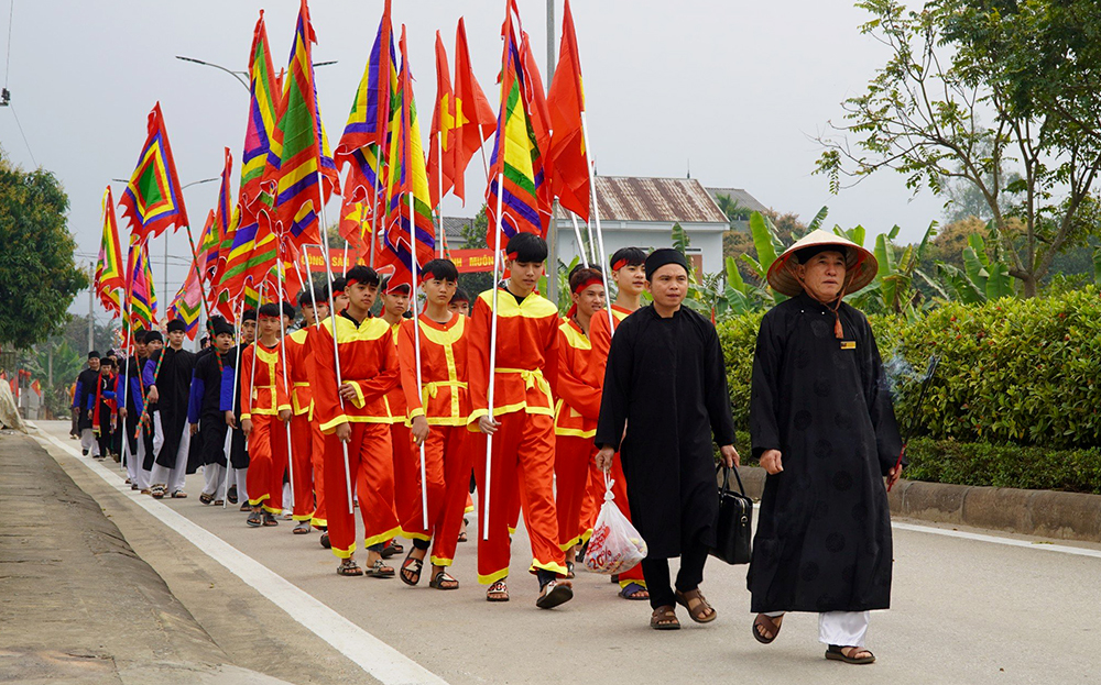 Đoàn rước ông Mo lên làm lễ cúng ở Đền Đông Cuông.