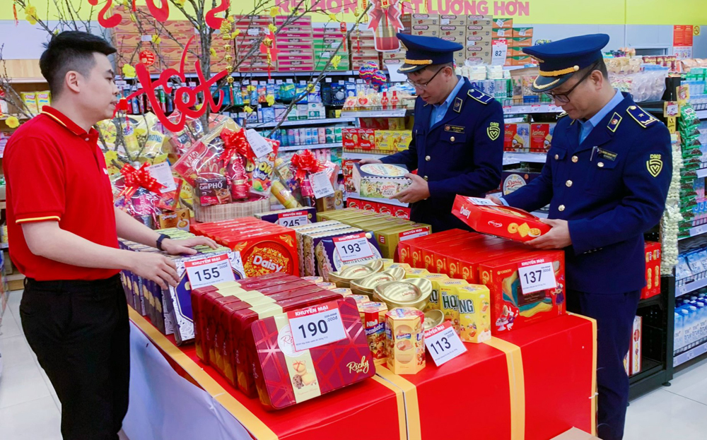 Lực lượng quản lý thị trường tỉnh kiểm tra thị trường hàng hóa Tết Nguyên đán Ất Tỵ 2025.