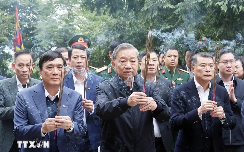 Tổng Bí thư Tô Lâm dâng hương tại Điện Kính Thiên trên đỉnh núi Nghĩa Lĩnh thuộc Khu Di tích lịch sử quốc gia đặc biệt Đền Hùng.