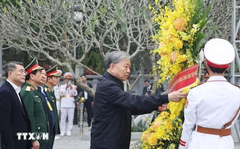 Tổng Bí thư Tô Lâm dâng hoa tại Nghĩa trang liệt sĩ quốc gia Vị Xuyên.