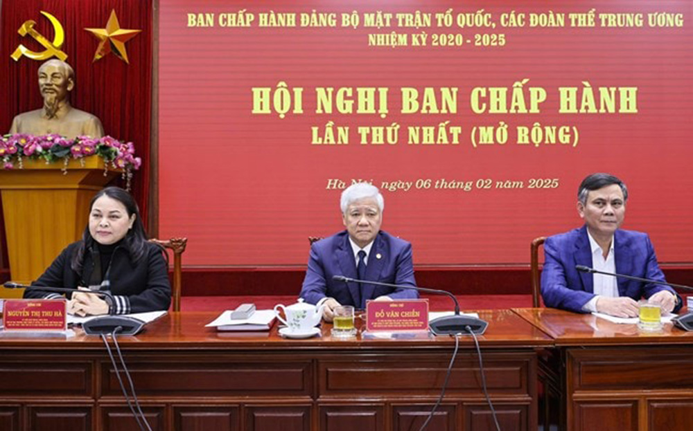 Các đồng chí chủ trì hội nghị.