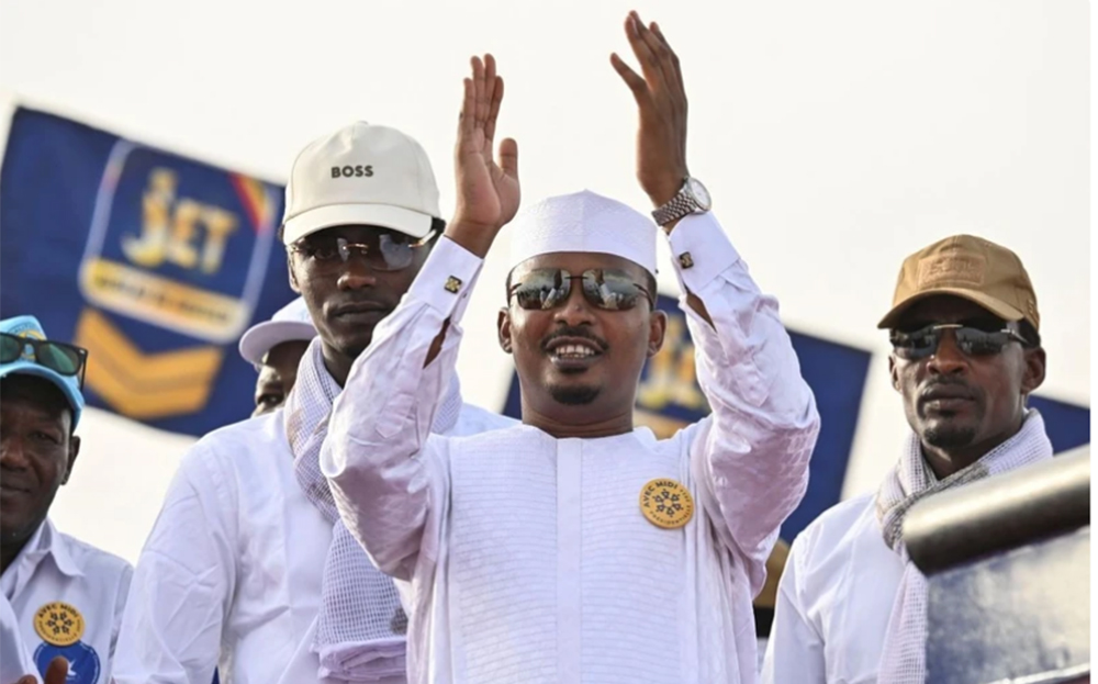 Tổng thống Cộng hòa Chad Mahamat Idriss Deby (giữa).