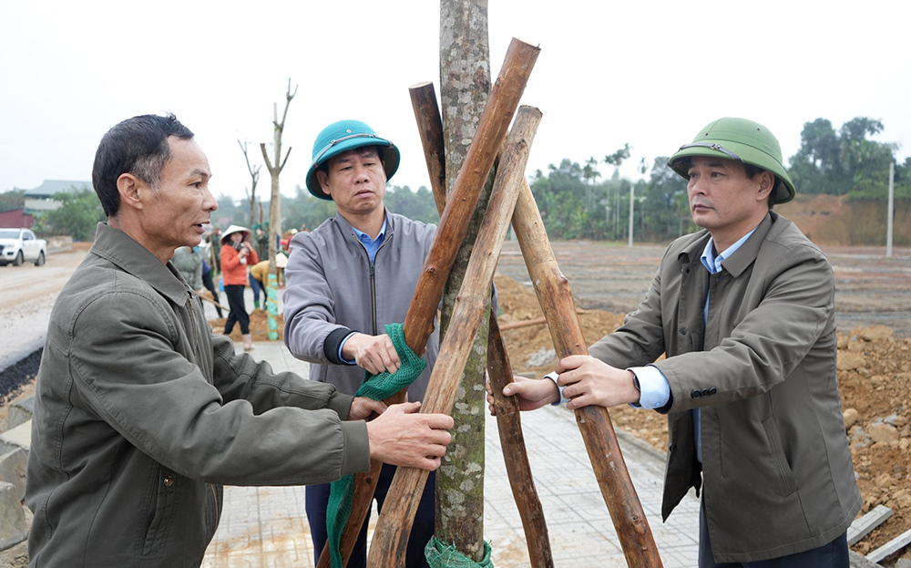 Cán bộ và nhân dân huyện Trấn Yên hưởng ứng Tết trồng cây năm 2025.