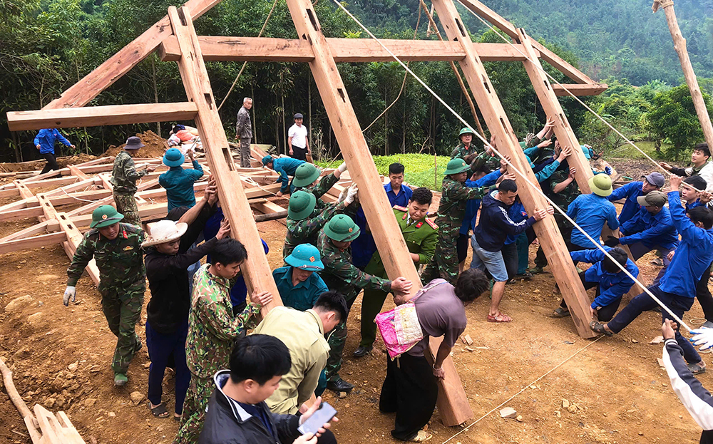 Lực lượng vũ trang huyện Văn Chấn giúp người dân xã An Lương dựng lại nhà sau bão số 3 (Yagi), tháng 9/2024.