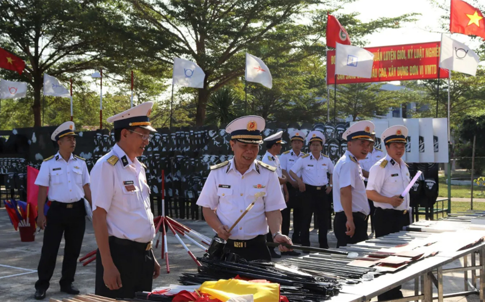 Đoàn công tác kiểm tra mô hình học cụ.