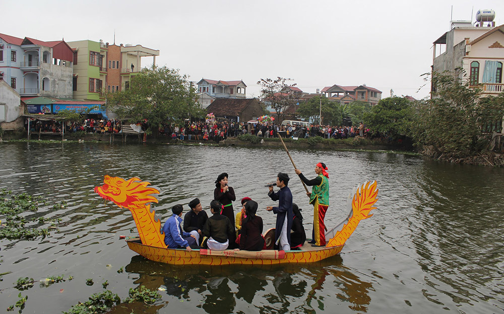 Hát quan họ trên thuyền.