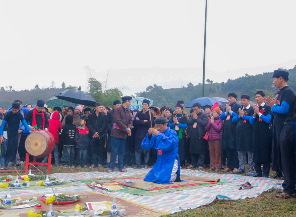 Thầy mo làm lễ cúng tạ ơn trời đất và cầu cho mưa thuận gió hòa, mùa màng tươi tốt, nhà nhà ấm no, hạnh phúc.