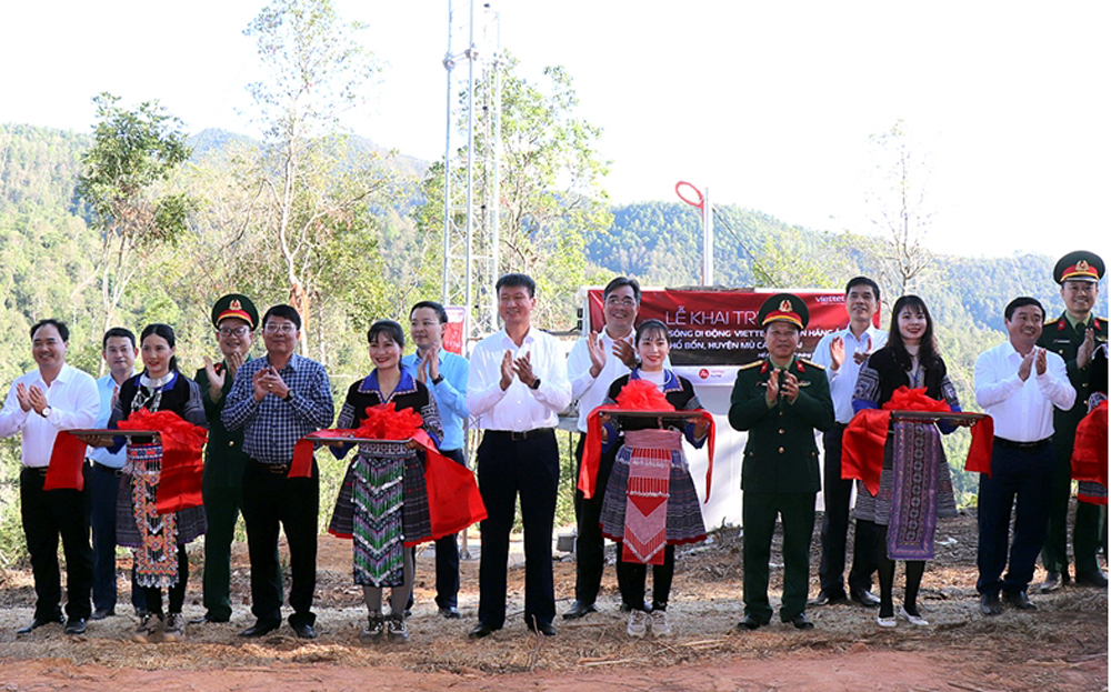 Bí thư Tỉnh ủy Trần Huy Tuấn dự Lễ khai trương Trạm phát sóng di động của Viettel Yên Bái tại bản Háng Á, xã Hồ Bốn, huyện Mù Cang Chải.