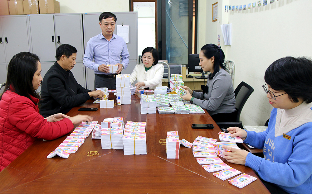 Đoàn viên công đoàn, người lao động Công ty TNHH Nhà nước Một thành viên Xổ số kiến thiết Yên Bái kiểm tra các loại vé xổ số trước khi giao cho đại lý.